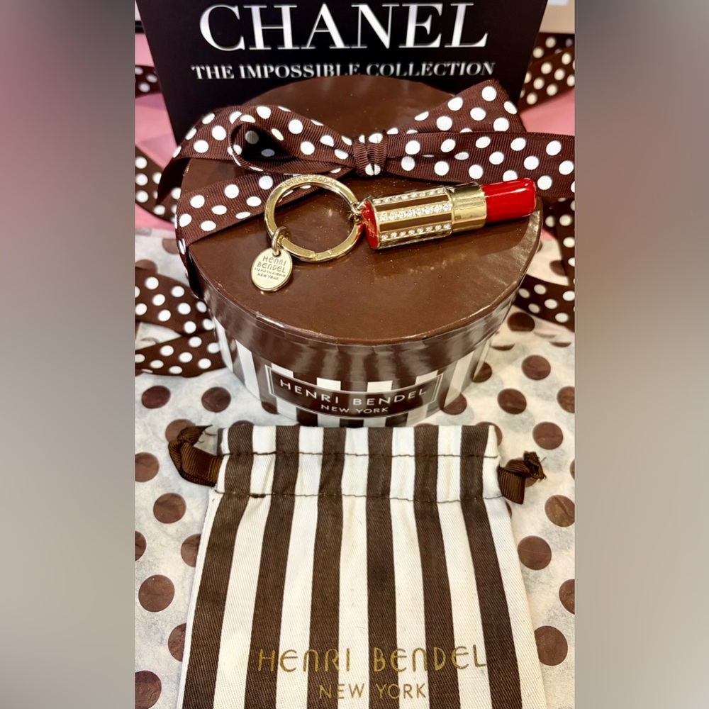 NWOT HENRI BENDEL Red Lipstick Keychain, Gold Hardware & Crystals 
Comes w/dusty
